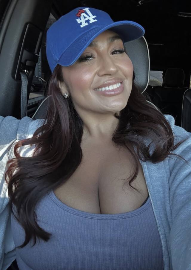 🎄 I offer hourly and overnight rates for hookups and relaxing massages—however long you want the pleasure to last 💧🫟. I’m rea