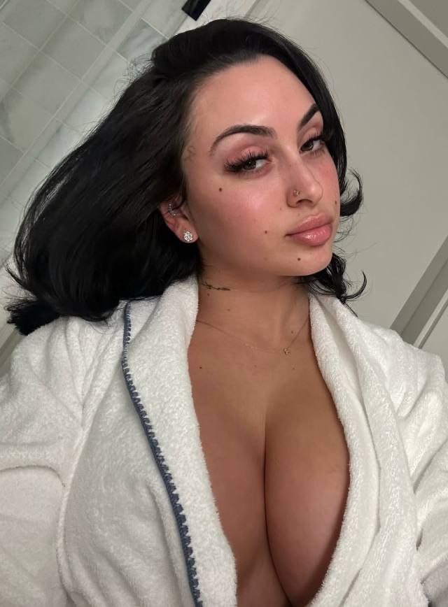 Hi sweetie A professional massage therapist with 4 years experience. Available for all type of massage,both your place and my