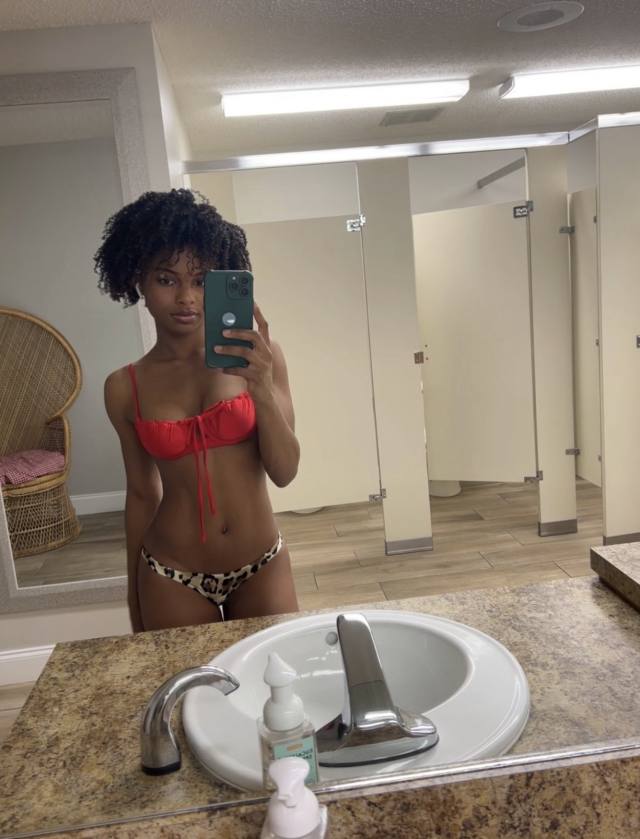 IM DOWN TO FUCK 🍆 AND I OFFER BJS👅 Text my telegram @mikaclair03