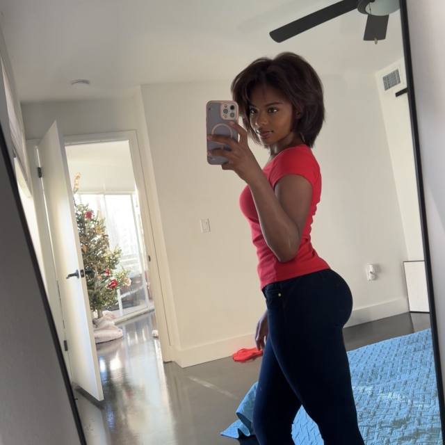 IM DOWN TO FUCK 🍆 AND I OFFER BJS👅 Text my telegram @mikaclair03