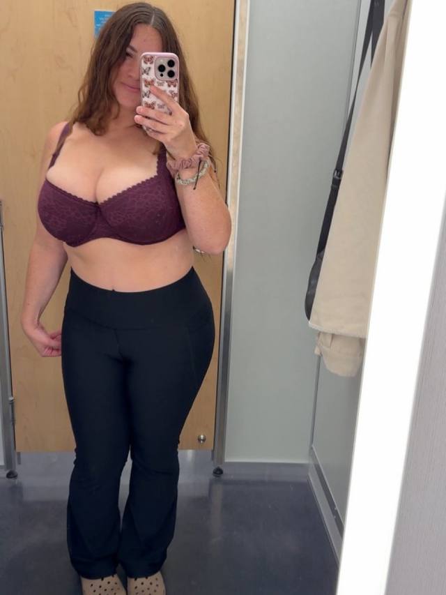 im a 25-year-old independent and mature masseuse who knows how to blend relaxation with intimacy. My touch is warm, soothing,