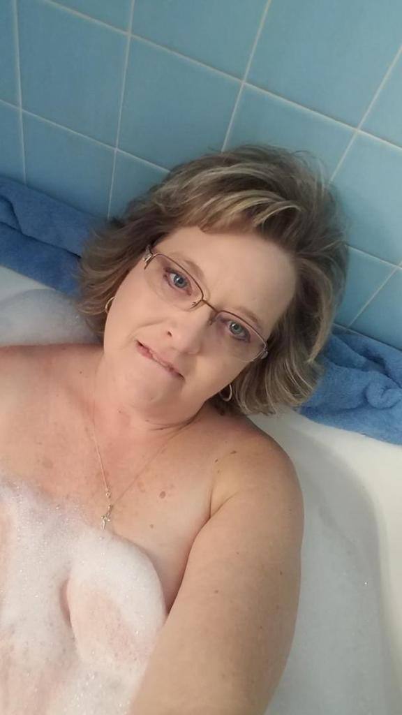 I'm a licensed masseuse therapist, text me