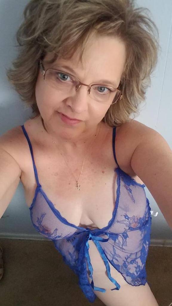 I'm a licensed masseuse therapist, text me