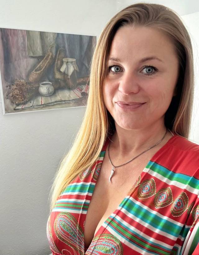 Hello I'm Evelyn are you ready how much is it now a professional nuru therapist,am available for full body massage and hookup
