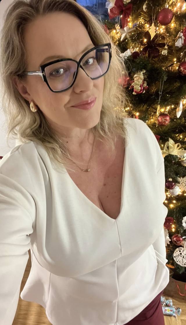 I'm a licensed masseuse therapist, text me