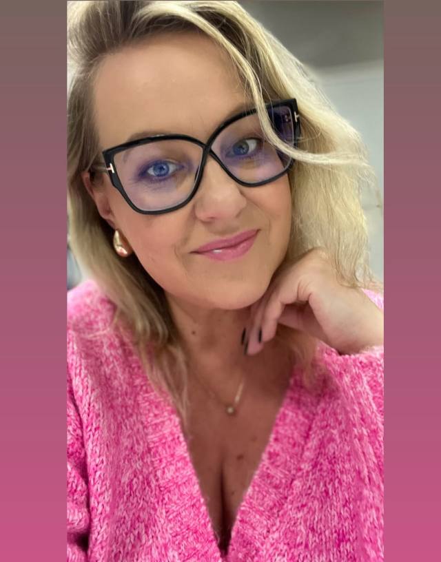 I'm a licensed masseuse therapist, text me