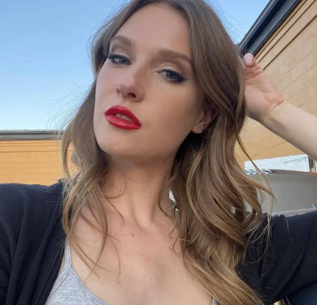 Single, honest, and rebuilding my life. I’m between places right now, but I value respect, real connection, and moving forwar