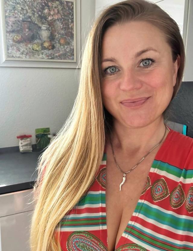 Hello I'm Evelyn are you ready how much is it now a professional nuru therapist,am available for full body massage and hookup