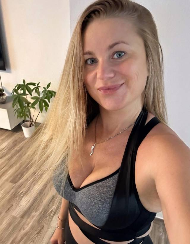 Hello I'm Evelyn are you ready how much is it now a professional nuru therapist,am available for full body massage and hookup