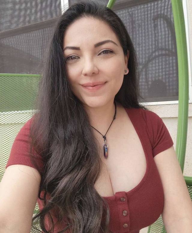 Looking for a caring, obedient and affectionate sugar baby under 36 who values respect and mutual understanding.