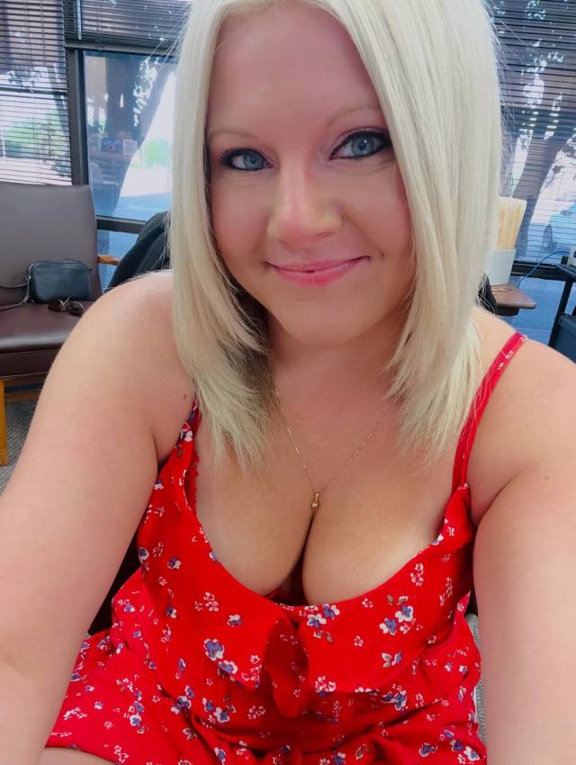 I'm a licensed masseuse therapist, text me