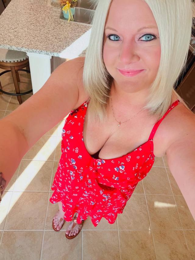 I'm a licensed masseuse therapist, text me