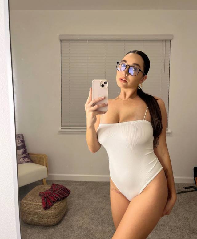 SWEET JUICY PUSSY DESERVE TO BE FUCKED🍆🍆🍑💦💦🥵🔥