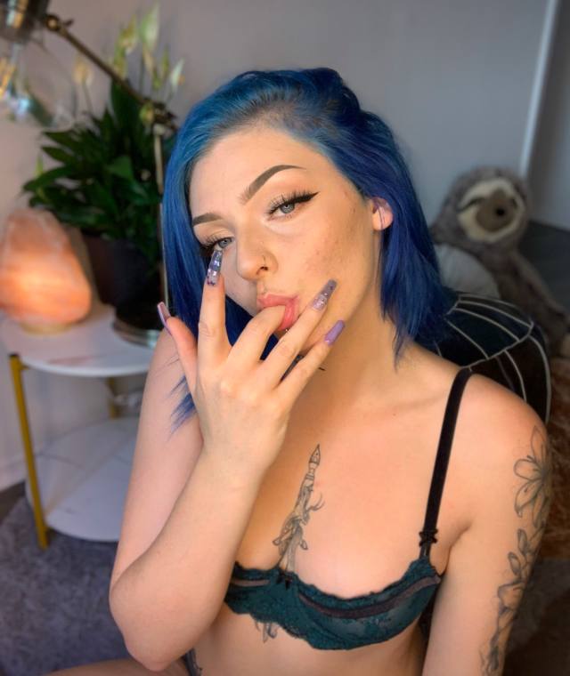 AM AVAILABLE FOR HOOK UP & PARTY FAVORS