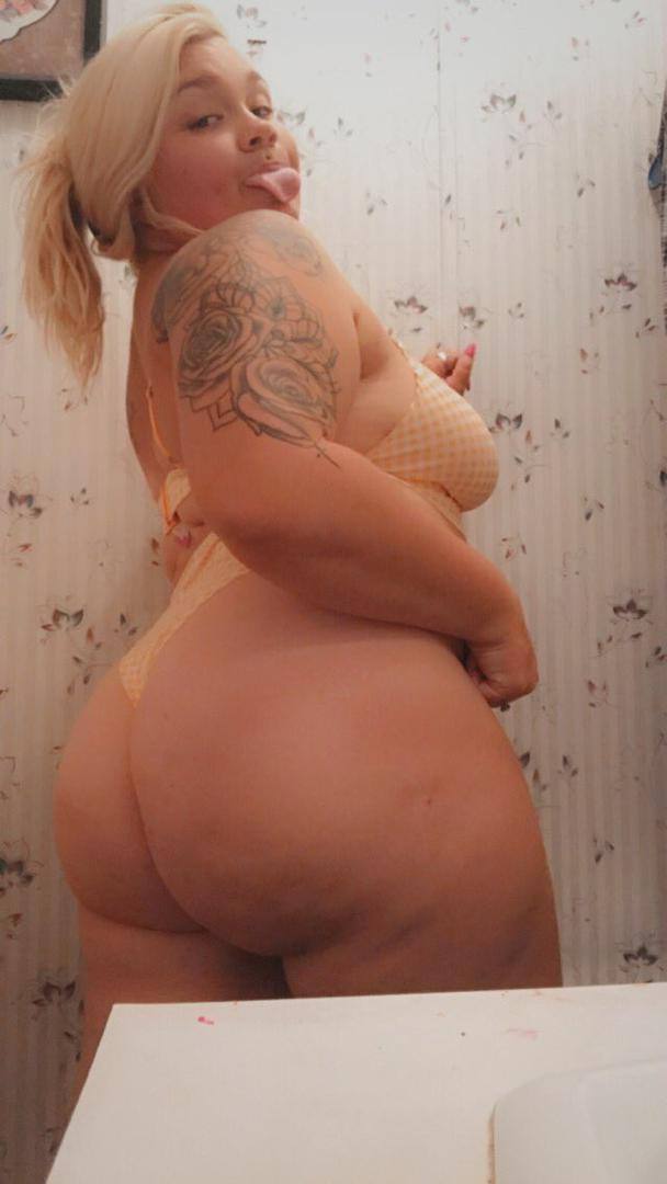 Down to fuck pussy so wet & yummy