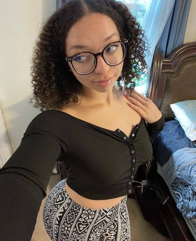 Shelby Moris Available for hook up 😋 I’m available for both INCALL AND OUTCALL