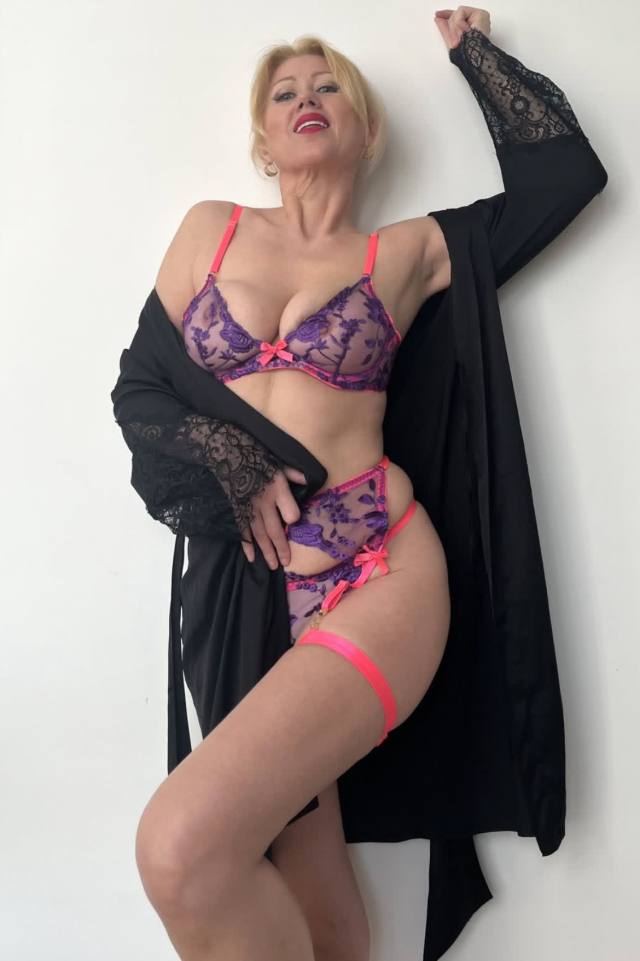 Hello I'm VICTORIA Come and unwind with my unrushed full body very sensual AM A LICENSED PROFESSIONAL and independent MASSAG