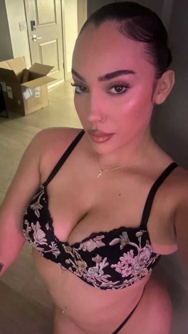 I’m available for nearby hookup. In and out call. I render full services and sexual Pleasures, I offer BBJ,(topless) Anal,bds