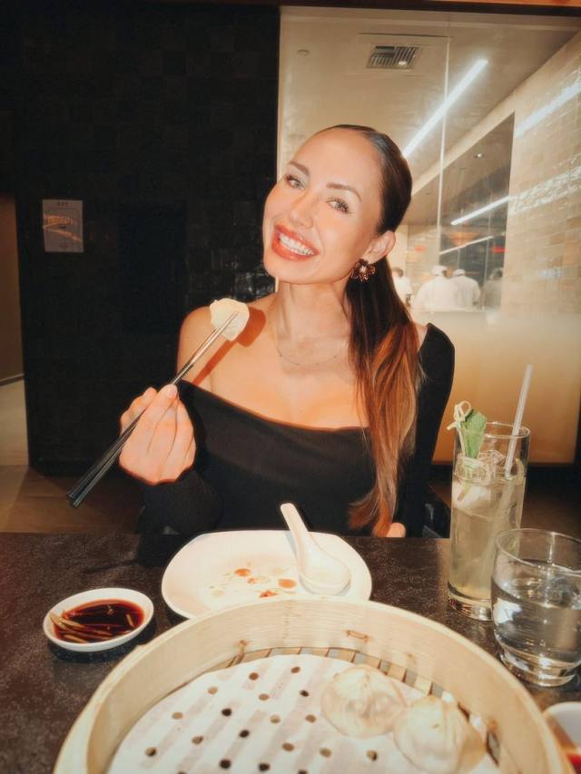IF YOU’RE GENUINE AND LOOKING TO CONNECT, SEND ME A MESSAGE I’D LOVE TO CHAT.