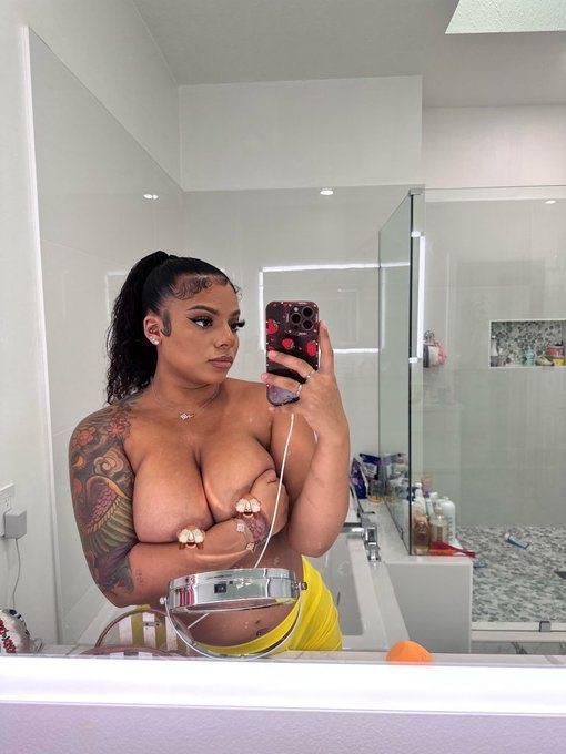 Available 24/7 for both incalls and outcalls, massage with happy ending 👅👅