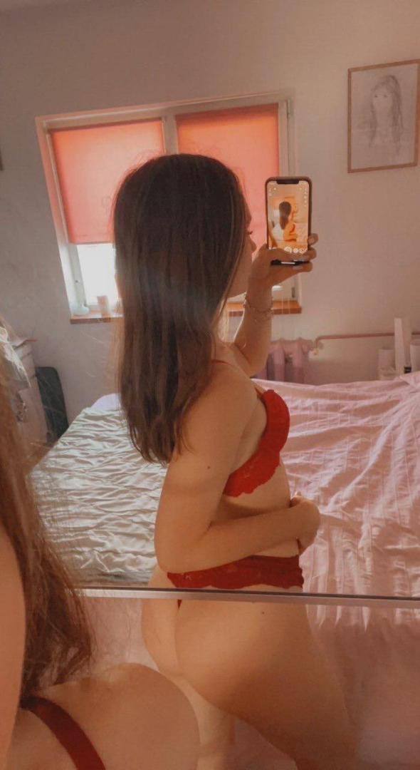 I’m down for hookup💦 and also a tattoo artist for 12 years and I’m here to offer my service for those who have all kinds of b