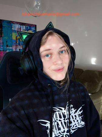 Book a session with Chloemarie