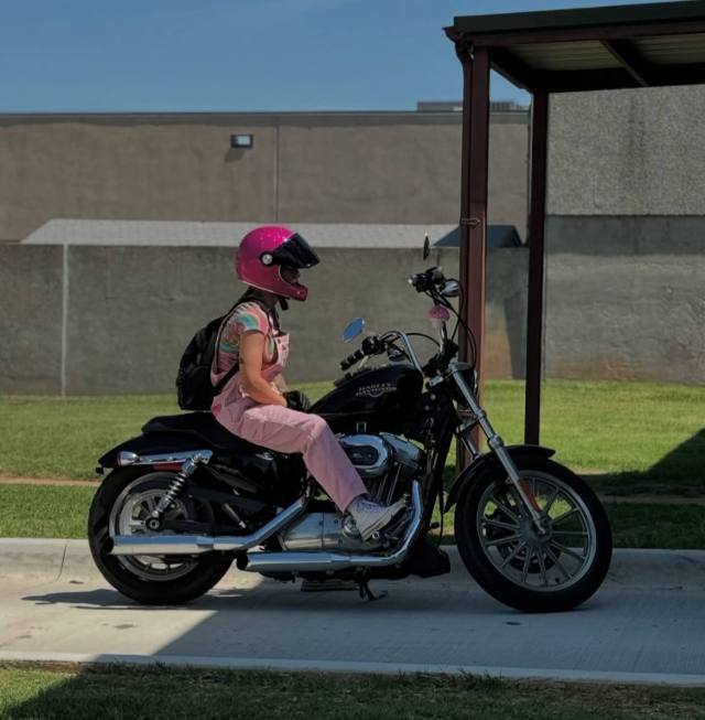 IM INTRESTED IN GENUINETALK AND GETTING TO KNOW EACH OTHER PROPERLY, I'D LIKE TO INVITE U FOR DINNER IM NOT A PROSTITUE