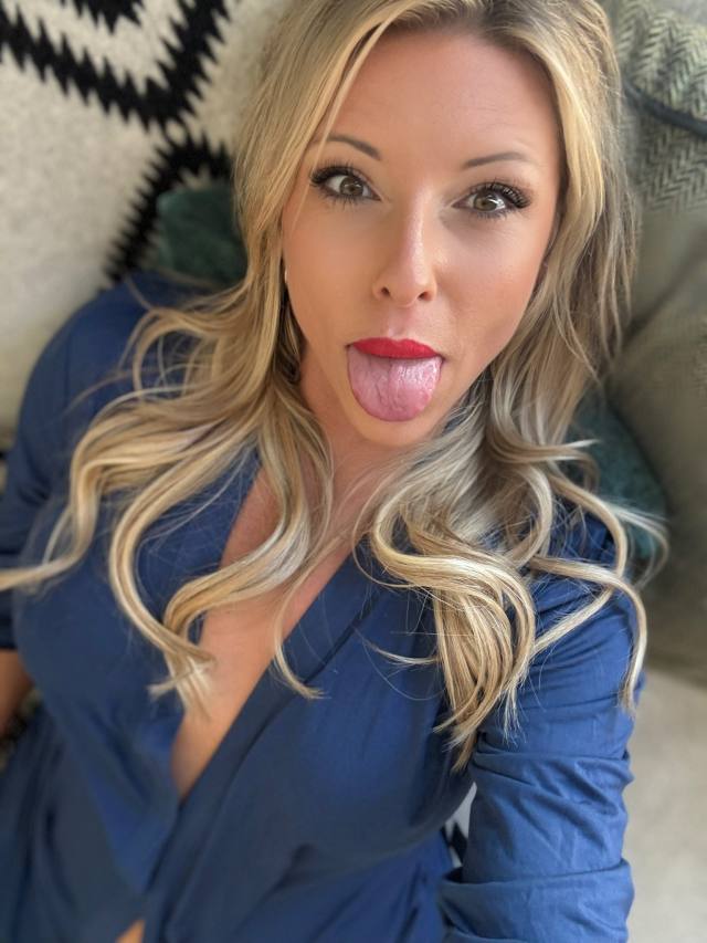 SANTA 🤶 is Horny MY WET 💦💦 **** IS READY TO TAKE IN SOME GOOD HARD COCK THAT WANT SOME JUICES I OFFER "INCALL AND OUTCALL AND