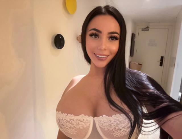 Check me out baby, I’m sexy and extremely naughty 😜😜🍑🍑