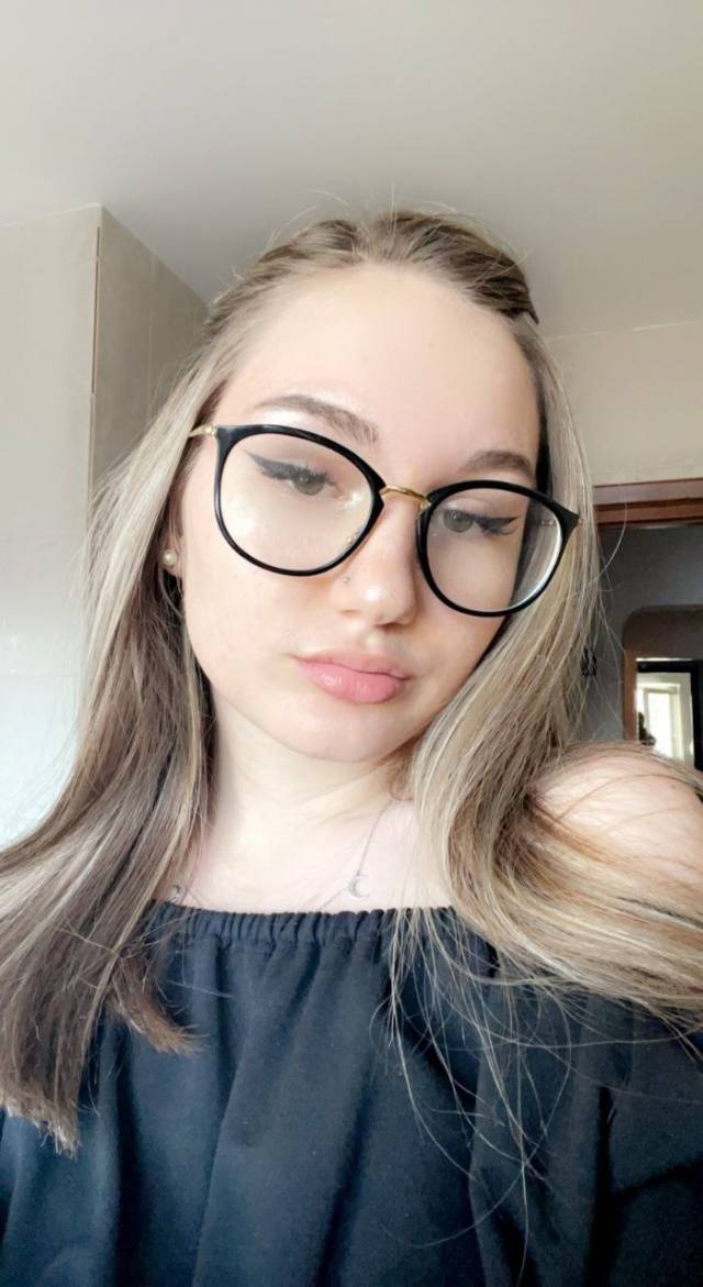 Hi i'm Daisy HMU if you're down for hookups with your location either you host or i host and ask for rates 🥵💦🍆