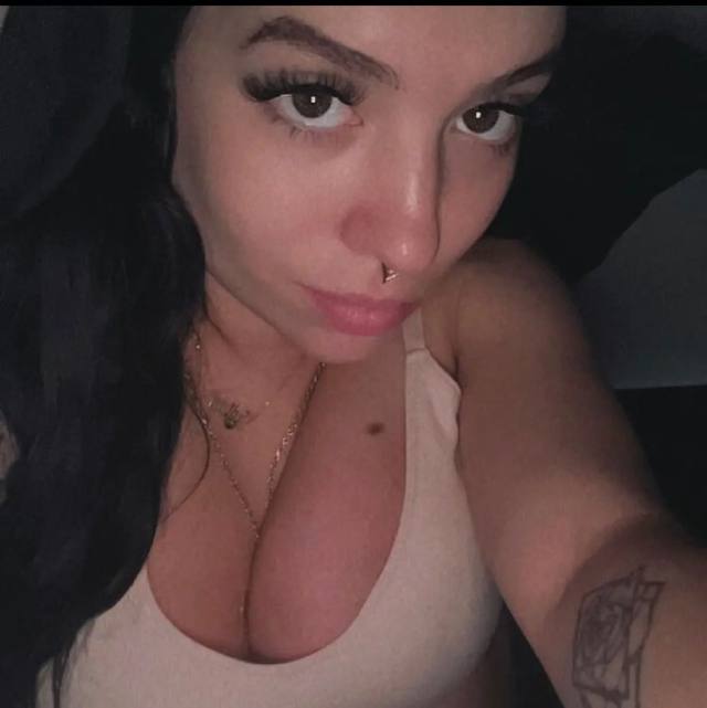 Just a horny girl that want to get some big dick in her wet 💦p*ssy.