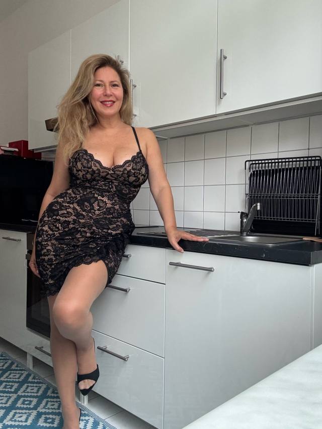 I'M A SPECIALIST & LICENSED MASSAGE THERAPIST CATERING TO MEN WHO NEED A RELAXING PROFESSIONAL MASSAGE WITH MILKY TABLE EXPER