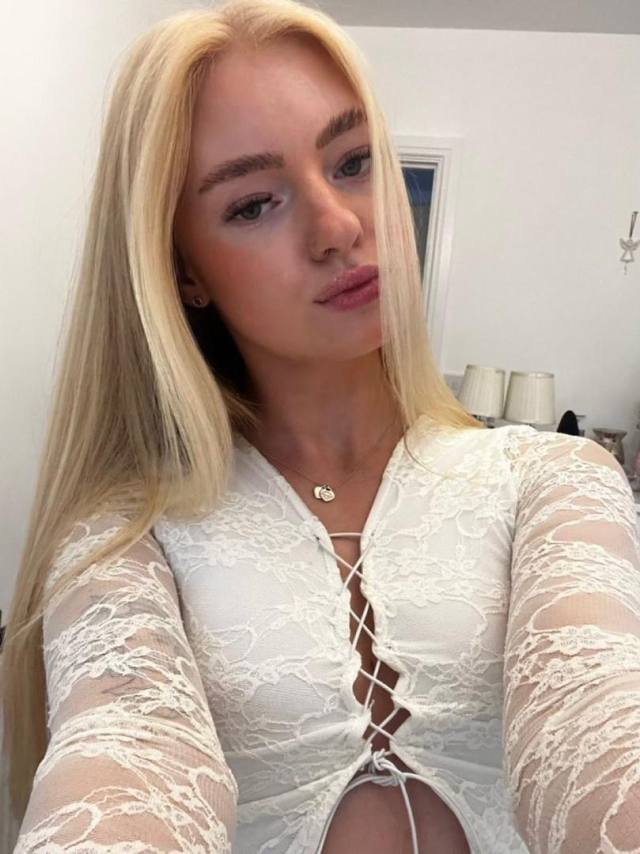 Hit me up if you’re looking for something hot 🥵 and wet as fuck 💦