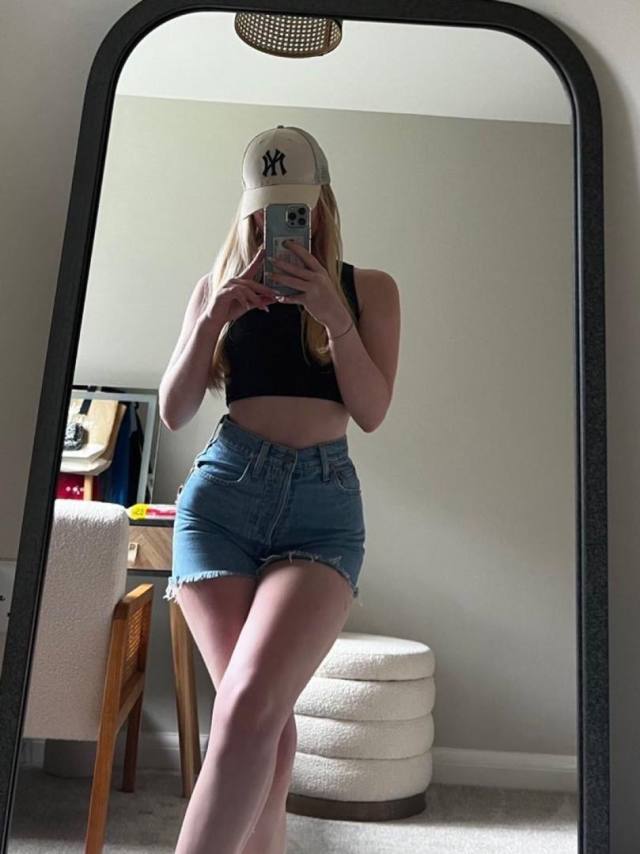 Hit me up if you’re looking for something hot 🥵 and wet as fuck 💦