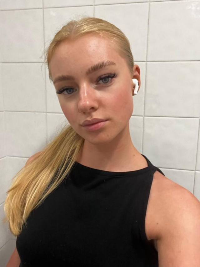 Hit me up if you’re looking for something hot 🥵 and wet as fuck 💦