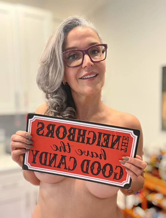 45-year-old attractive, mature lady offering professional NURU body massage. Available for incall or outcall. Sensual, relaxi