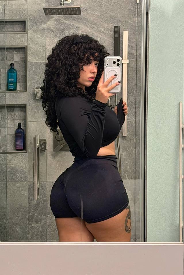 HEY DADDIES COME FUCK YOUR NAUGHTY GIRL BRAIN OUT