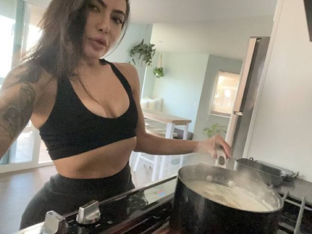 I’m  the ultimate experience. 👑 👸🏻White / 🥂😈5'3 / 😽142lbs. / 🍃420 friendly All my pics are 100% REAL 💯 📱 💃🏻Im independent!!