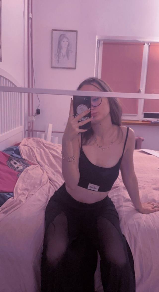 Send a chat if you are bored, horny and available to meet up tonight