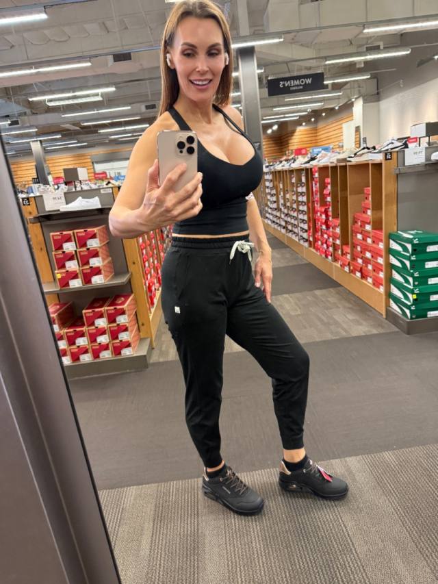 I'm a licensed masseuse therapist, text me