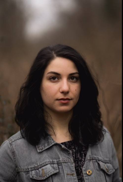 I ensure discretion and professionalism. I’m Sarah and I’m available!