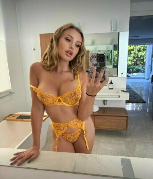 I’m available for hookup and massage Incall outcall 🍑