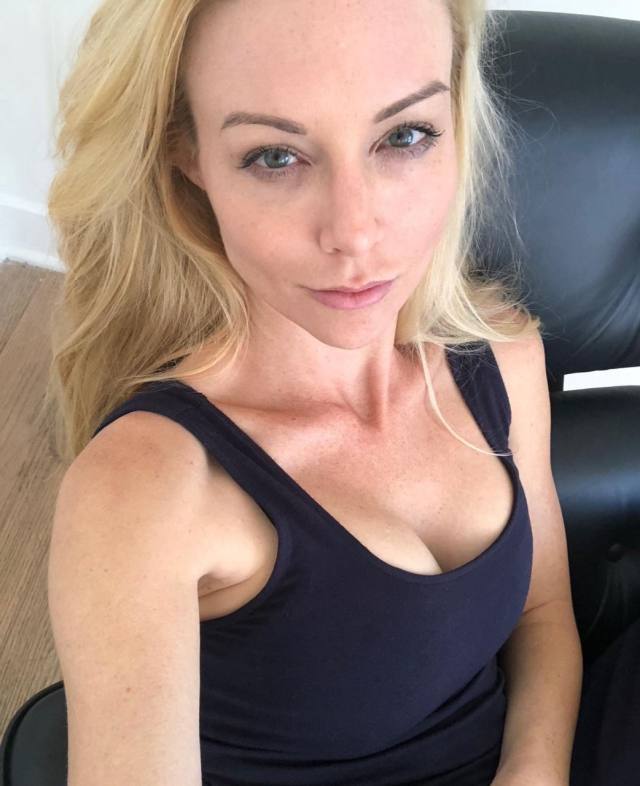 READY TO MAKE YOU CUM AS MANY TIMES AS YOU WANT WHILE I KEEP SQUIRTING ON YOUR SWEET COCK 😋 💦