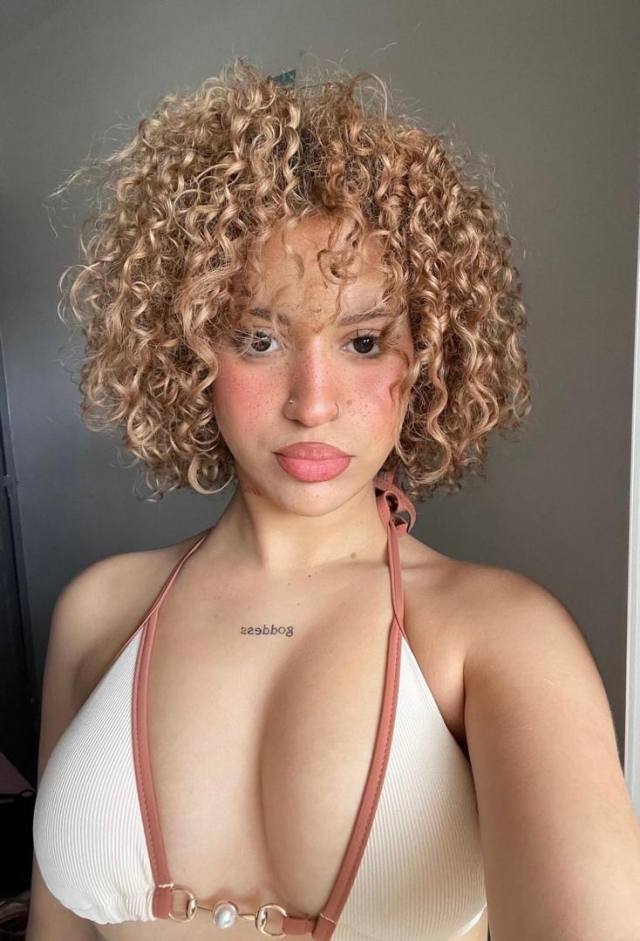 Available for hookup🍆🍑Text: +1 (332) 291-1594