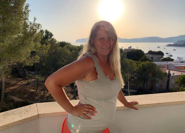 HAPPILY MARRIED BUT LACKING FUN, NOT LOOKING TO LEAVE MY SPOUSE BUT I’M LOOKING FOR NSA FUN WITH A MATURE MARRIED MAN WHO IS