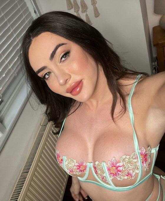 I'm available now to satisfy any interested man or couples for fun @sexy videos available @ cheap price, Face Time fun @cheap