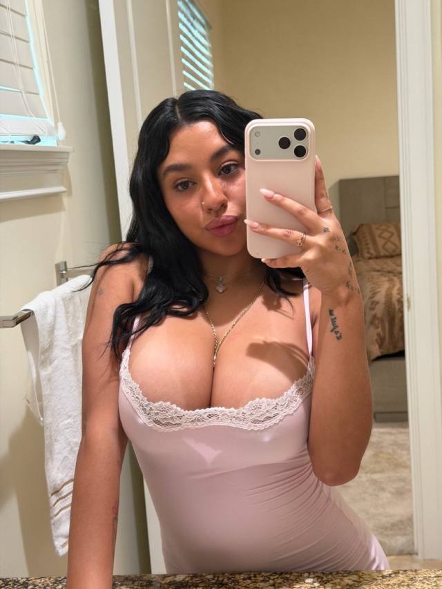 I’m available for both FaceTime or hot video 💖🥰