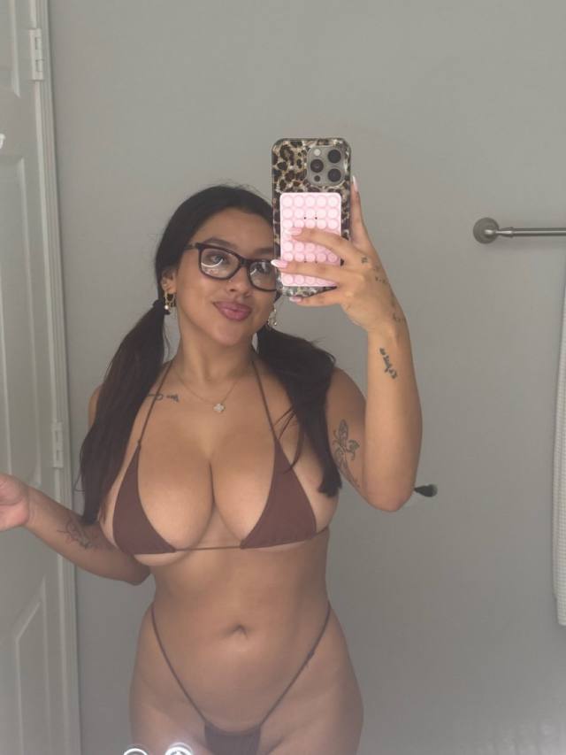 I’m available for both FaceTime or hot video 💖🥰