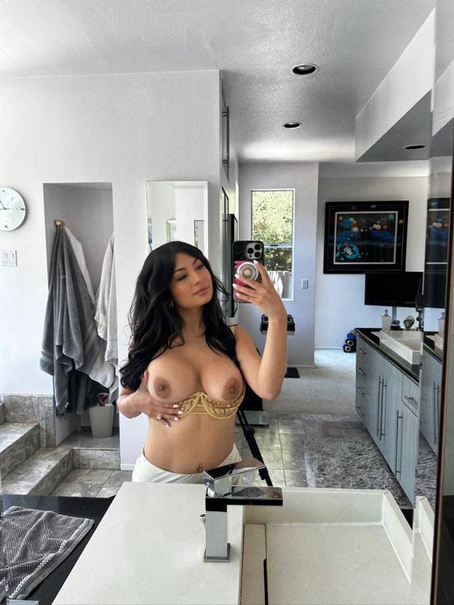 I offer exclusive adult experiences 🥂 FaceTime sessions, elegant meet-ups, private poolside gatherings, soothing sensual mass