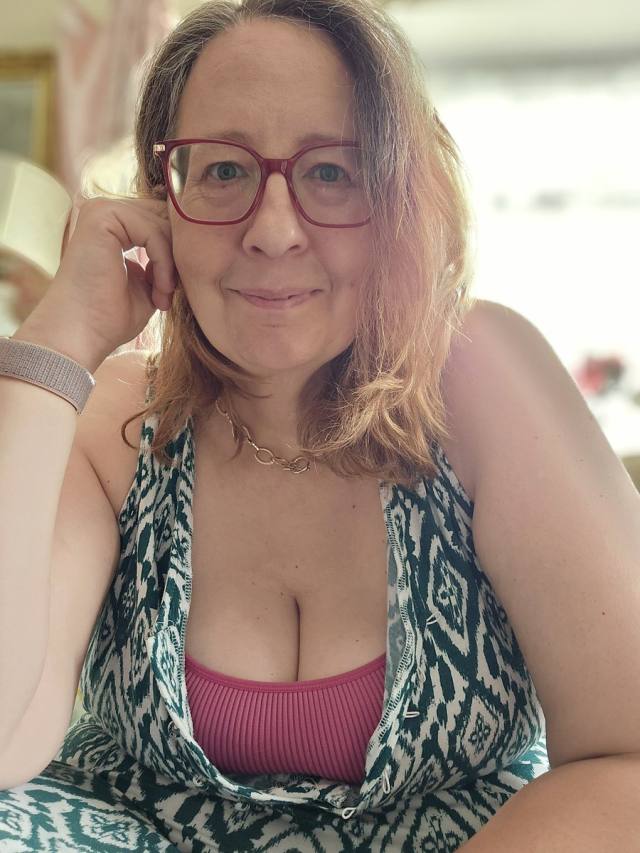 I’M A NAUGHTY MARRIED WOMAN LOOKING FOR DISCREET FUN WITH A MATURE MARRIED MAN, I’M SEDUCTIVE AND SEXY LET ME FULFILL YOUR FA